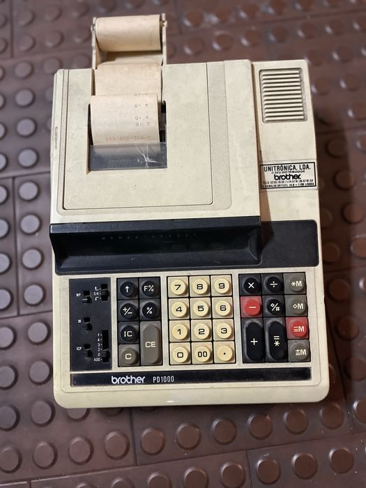 Maquina  de calcular com rolo de papel