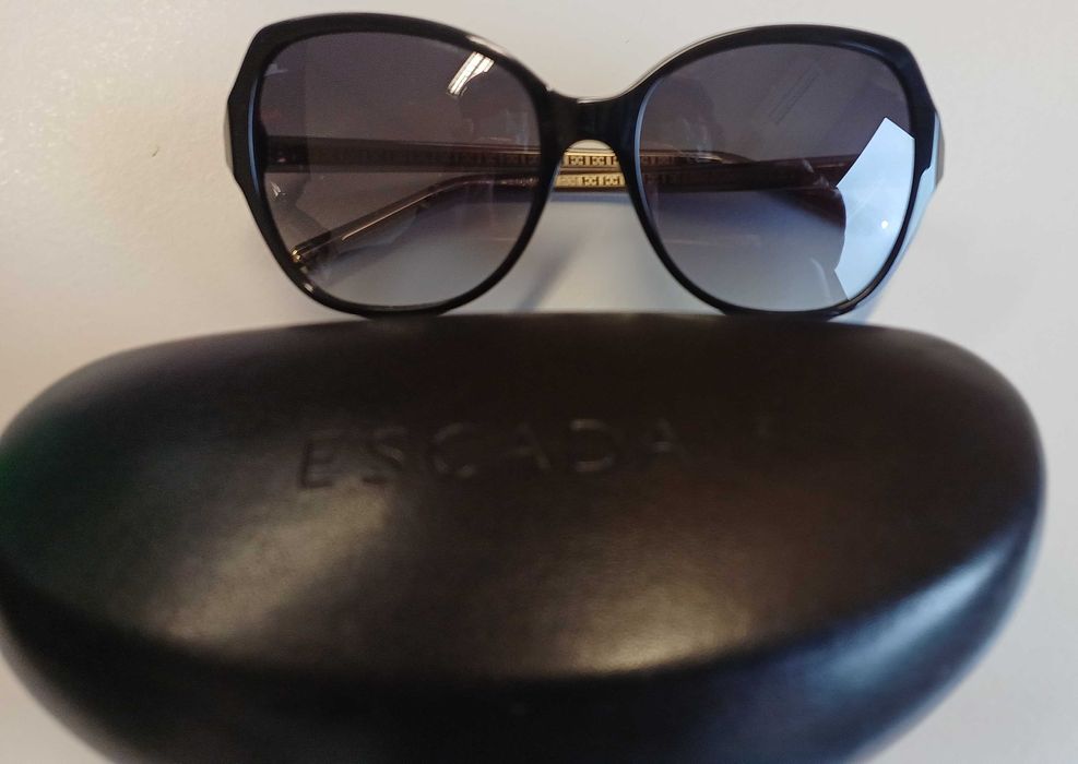 Óculos de Sol com caixa da marca ESCADA