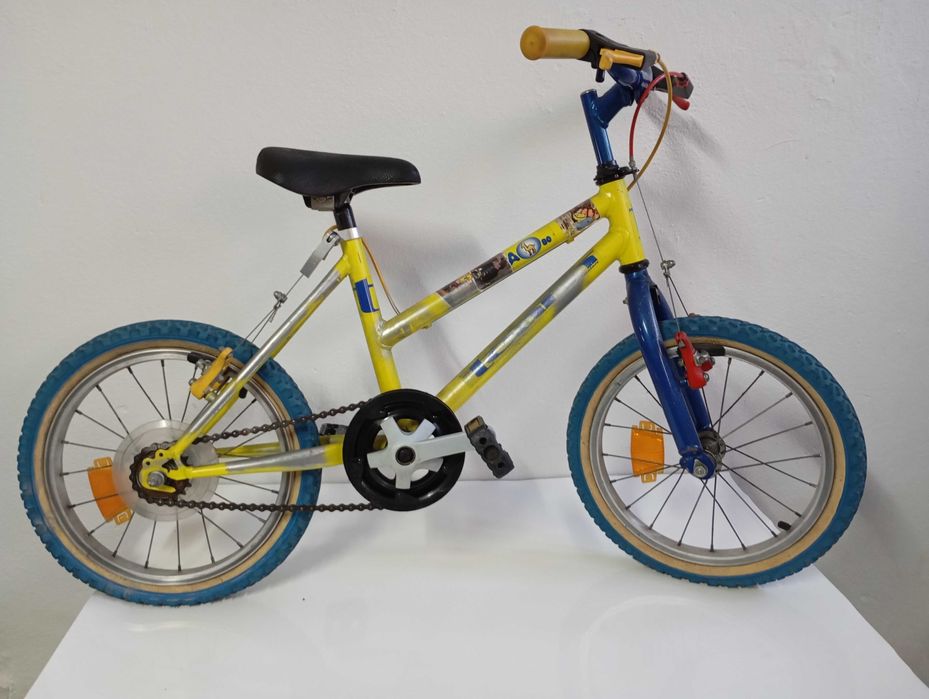 Bicicleta azul e amarela criança