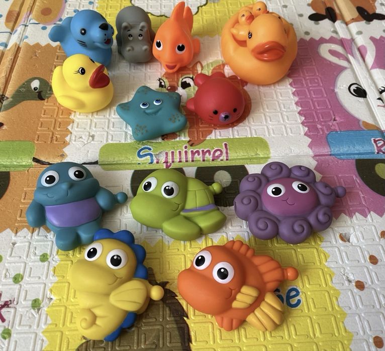 Яскравий набір дитячих іграшок для купання