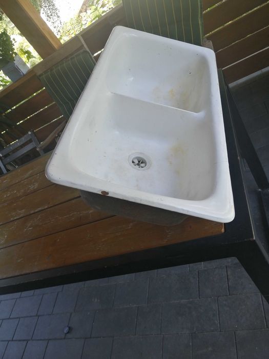 Zlewozmywak dwukomorowy żeliwny z 1986 roku.