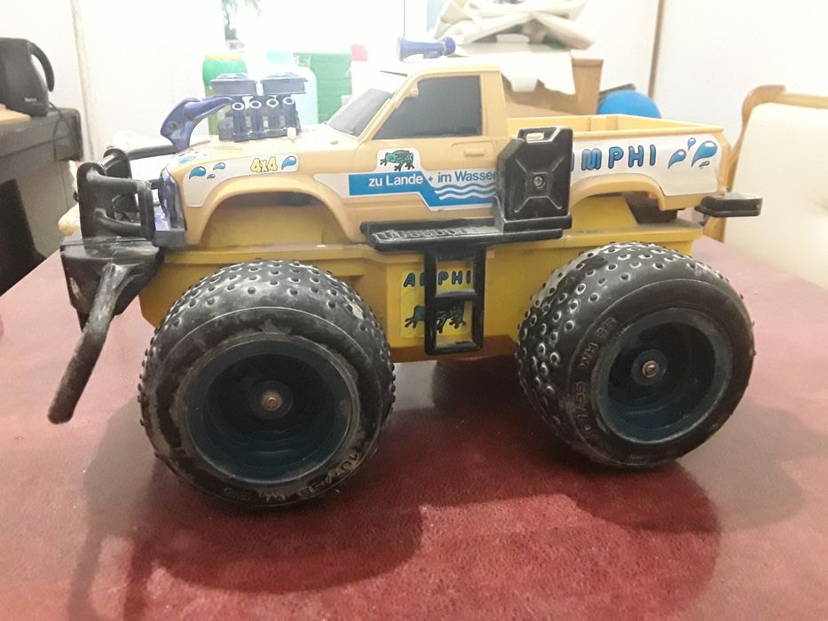 Трактор з прицепом.