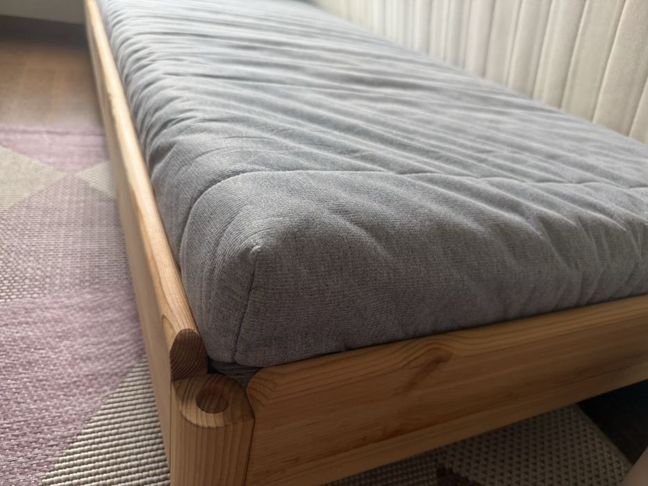 Uma Cama IKEA individual com dois colchões, medida 80x200 cm
