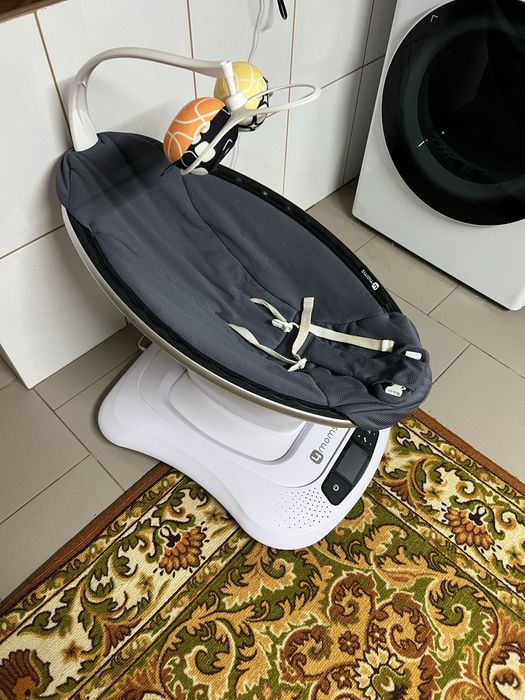 Заколисуючий центр Крісло- гойдалка 4 Moms mamaRoo Dark Grey Cool Mesh
