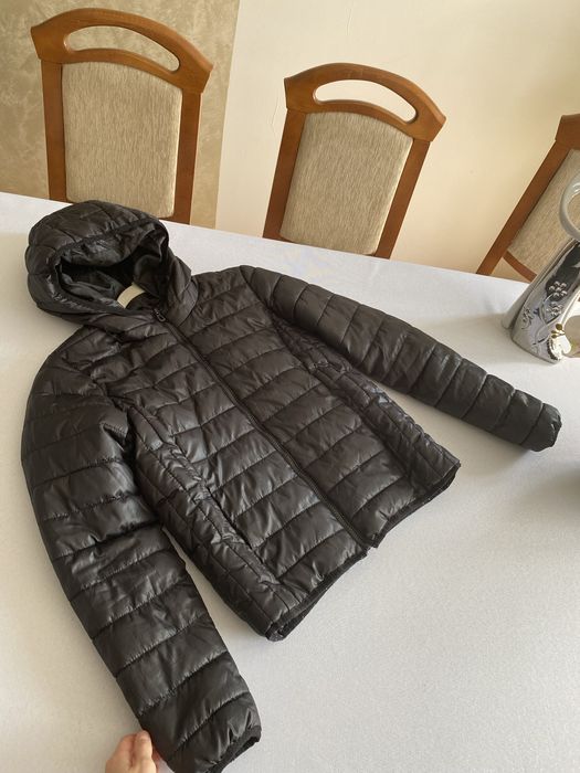 Damska kurtka czarna pikowana z kapturem rozmiar M