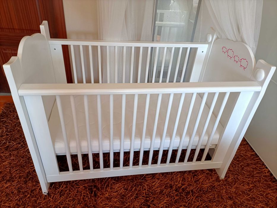 Berço de bebé em madeira maciça.