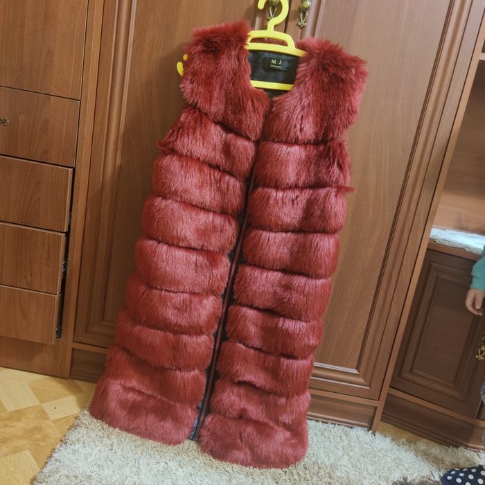 Жилетка хутряна. Колір бордо