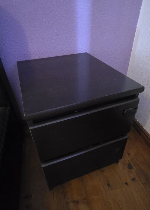 Cama preta com 2 mesas de cabeceira