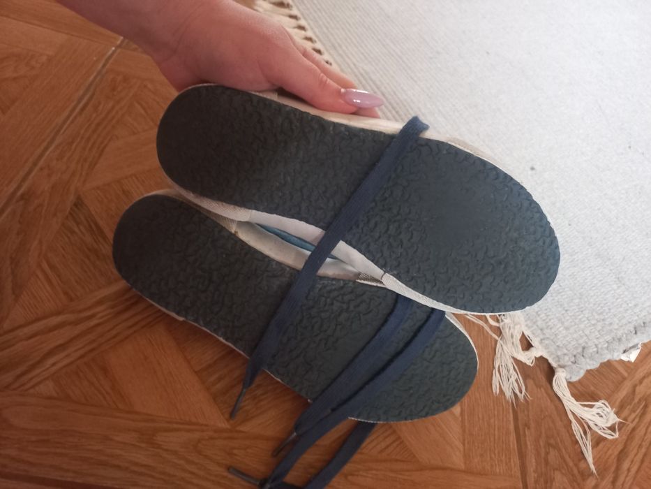 Віддам жіноче взуття