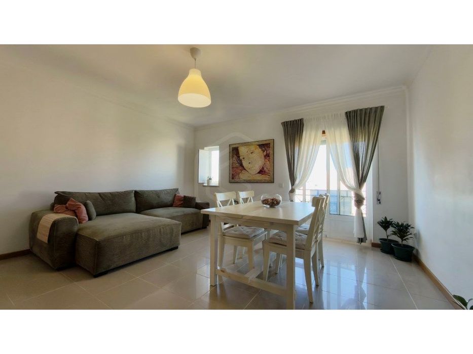 Apartamento T2 com Excelente Luminosidade e Arrecadação em Vila Rea...