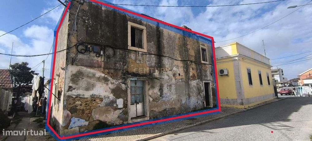 Prédio de 2 pisos e quintal, para recuperar, a 10 min da estação fluvi