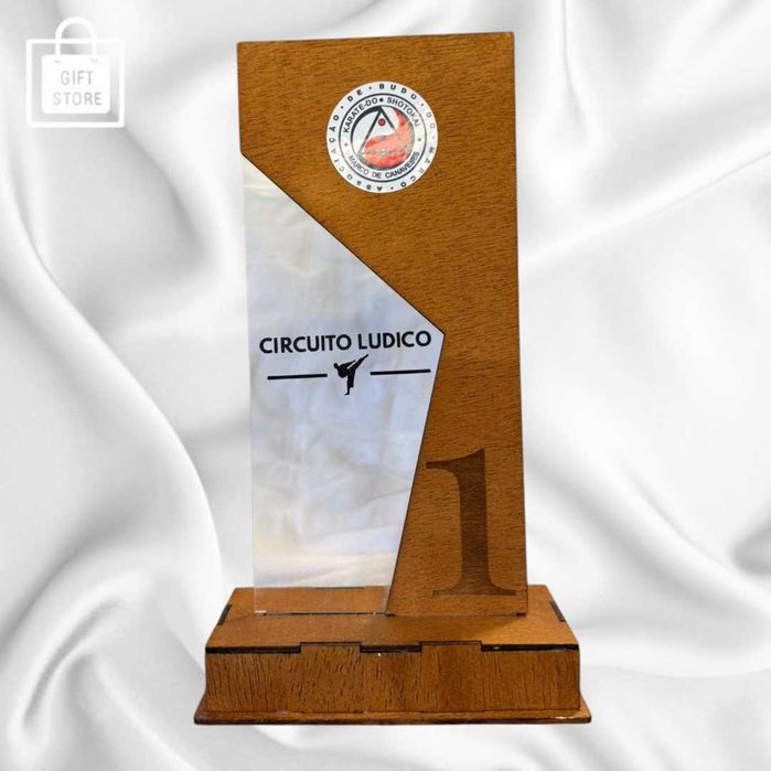 Troféus em madeira e acrilico