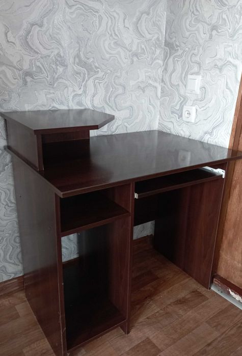 Письмовий стіл в хорошому стані