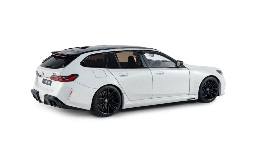 BMW M5 Touring - 2025, alpine white solid Solido 1:18