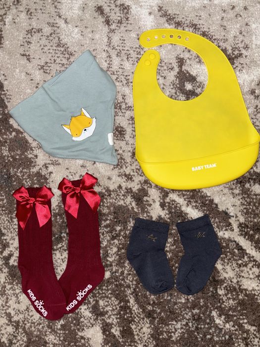 Шкарпетки, слюнявчик