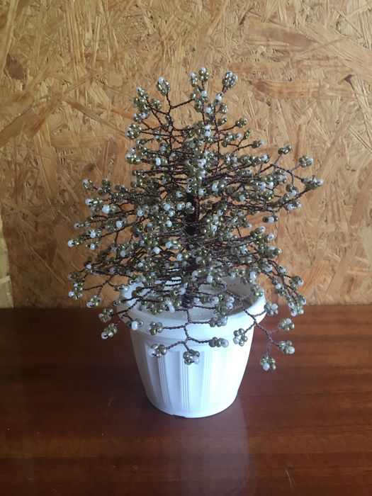 Искусственное дерево из бисера в белом вазоне ручная работа