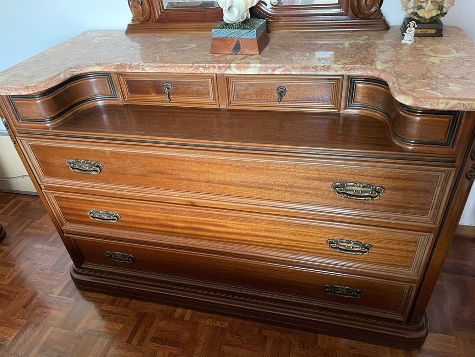 Conjunto de quarto uma cama, colchao, comoda e 2 mesas de cabeceira.