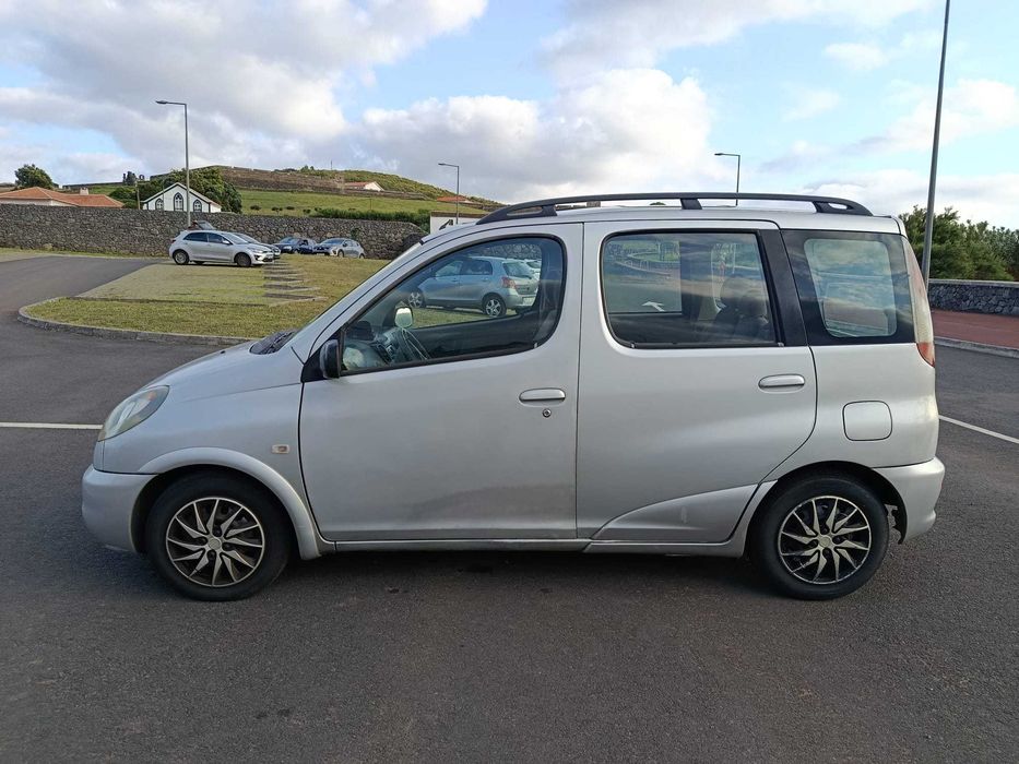 Vendo Toyota Yaris Verso 1.3 a gasolina de 1999
