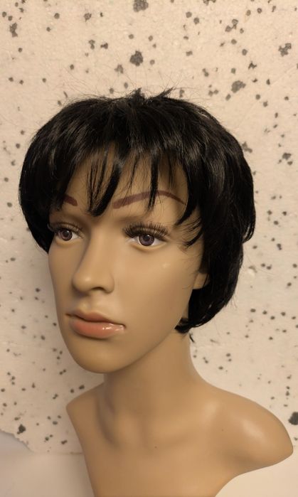 Peruka Krótkie włosy – fryzura bob/pixie, elegancka, ładnie ułożona.