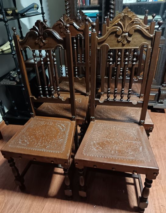 Cadeiras em madeira e couro