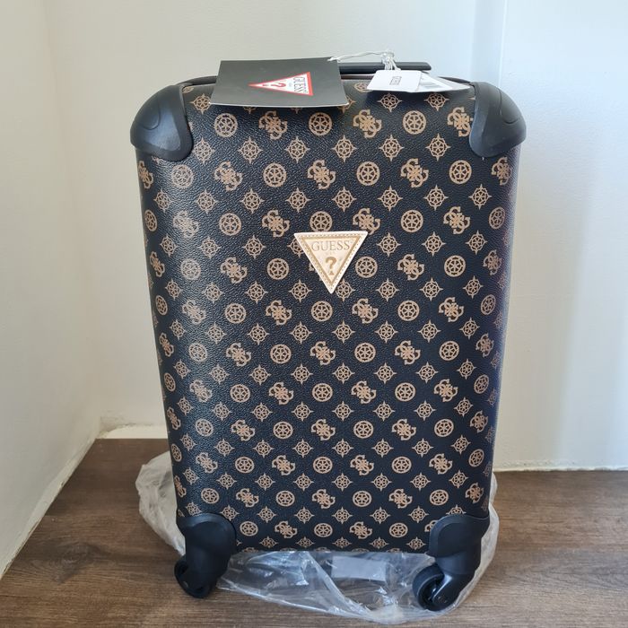Guess walizka wilder travel 18 in 35L torba podróżna logowana logo brą
