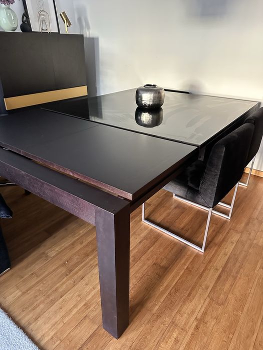 Mesa de jantar e cadeiras