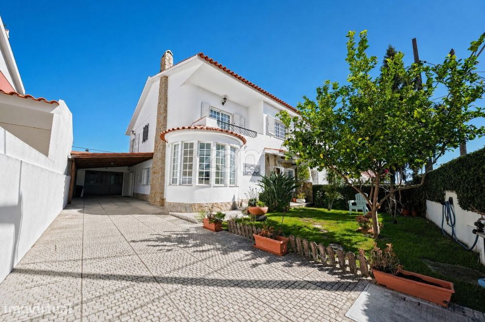 Moradia com garagem e espaço exterior