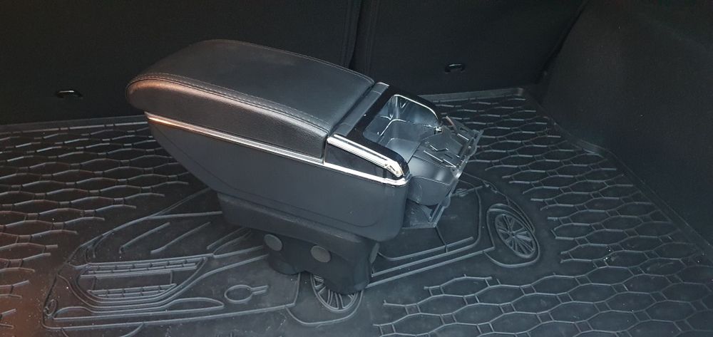 Peugeot 208 podłokietnik