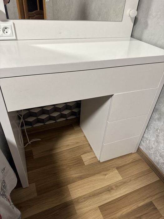 Туалетный столик / косметический столик