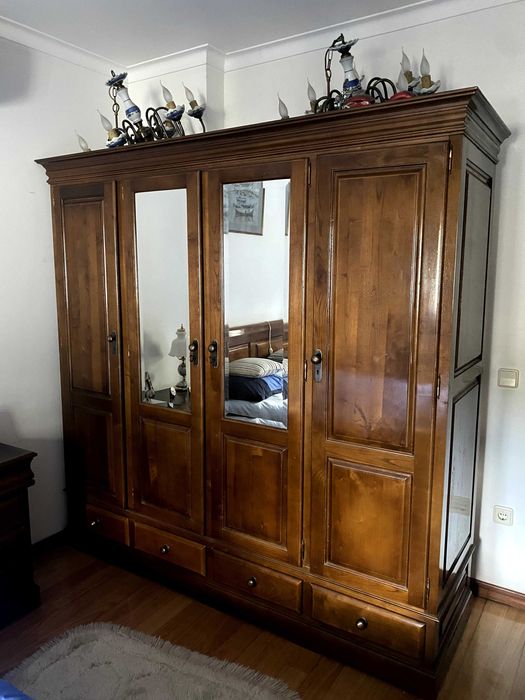 Conjunto Mobiliário Clássico em Madeira de Qualidade para Quarto