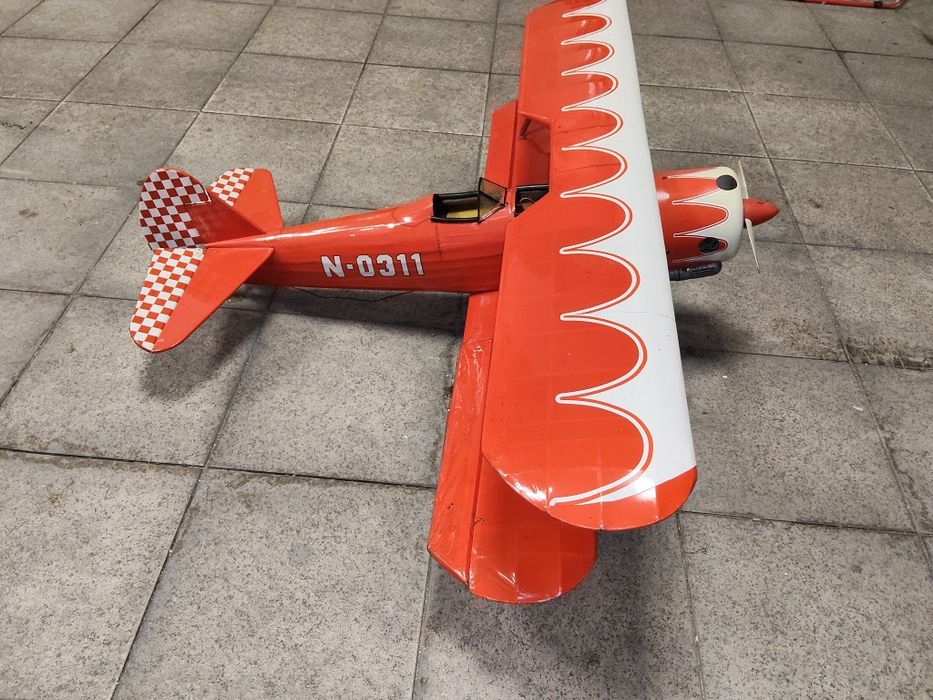 Avião biplano em madeira de balsa leve