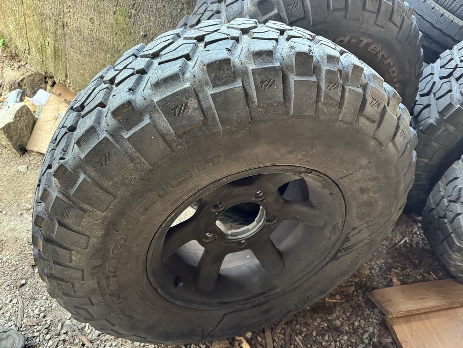 5 pneus BFGoodrich mud terrain 255-85R16 + 5 jantes Land Rover