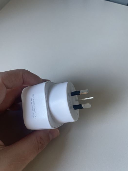 Nowy biały adapter podróżny