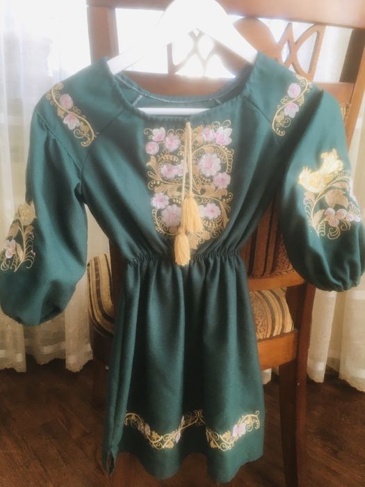 Продам вишите плаття для дівчинки 6-7 років.