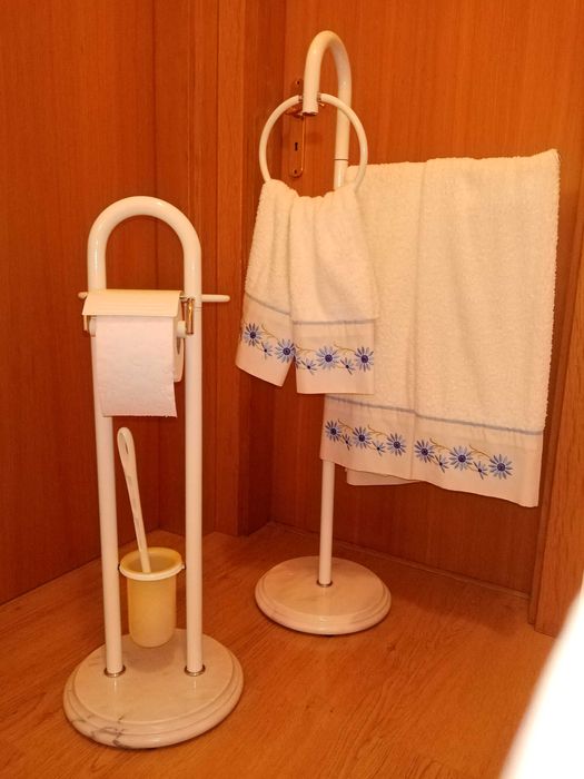 Toalheiros Em Muito Bom Estado, com Base de Pedra Mármore