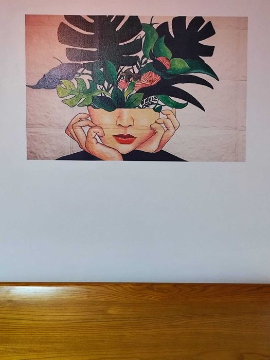 Transforme paredes sem vida em arte! Impressão vertical personalizada.