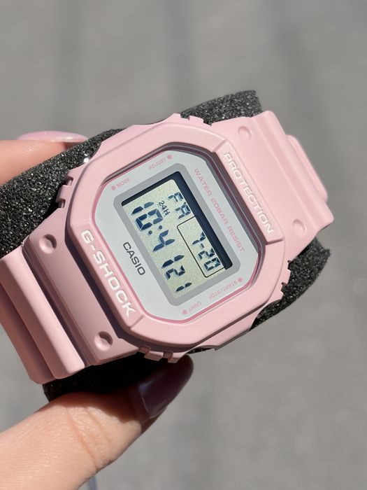 Жіночий годинник CASIO G-SHOCK DW-5600SC-4E.