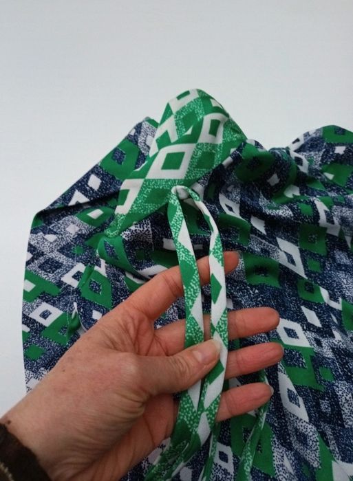 Vestido padrão geométrico com laço