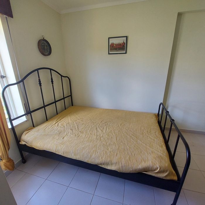 Cama de Casal Com Estrado Como Nova