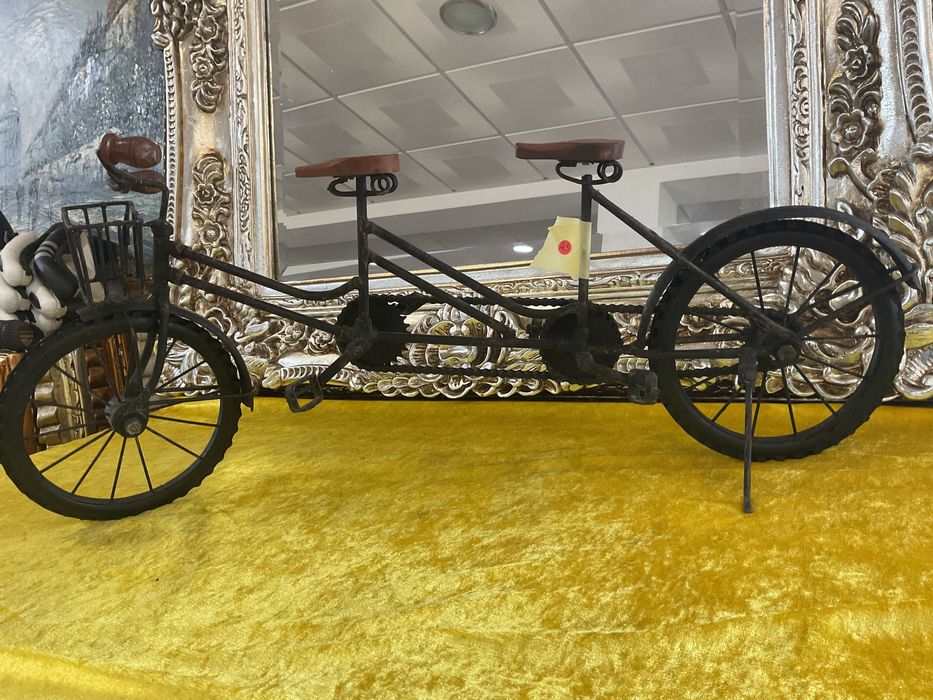 Bicicleta metal dois assentos brinquedo e decoração
