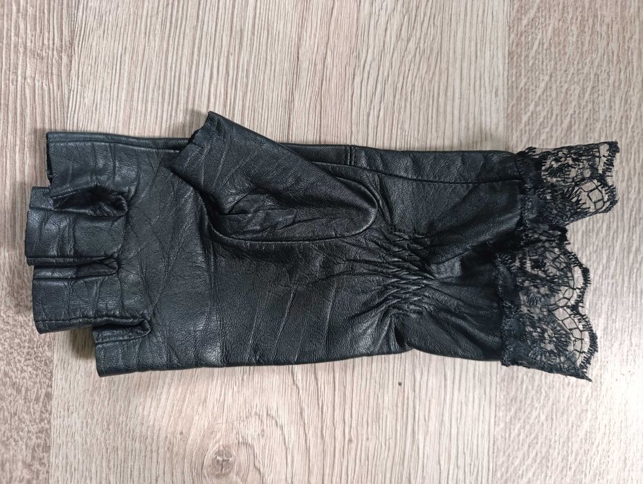 Rękawiczka dekorowana w stylu gotyckim