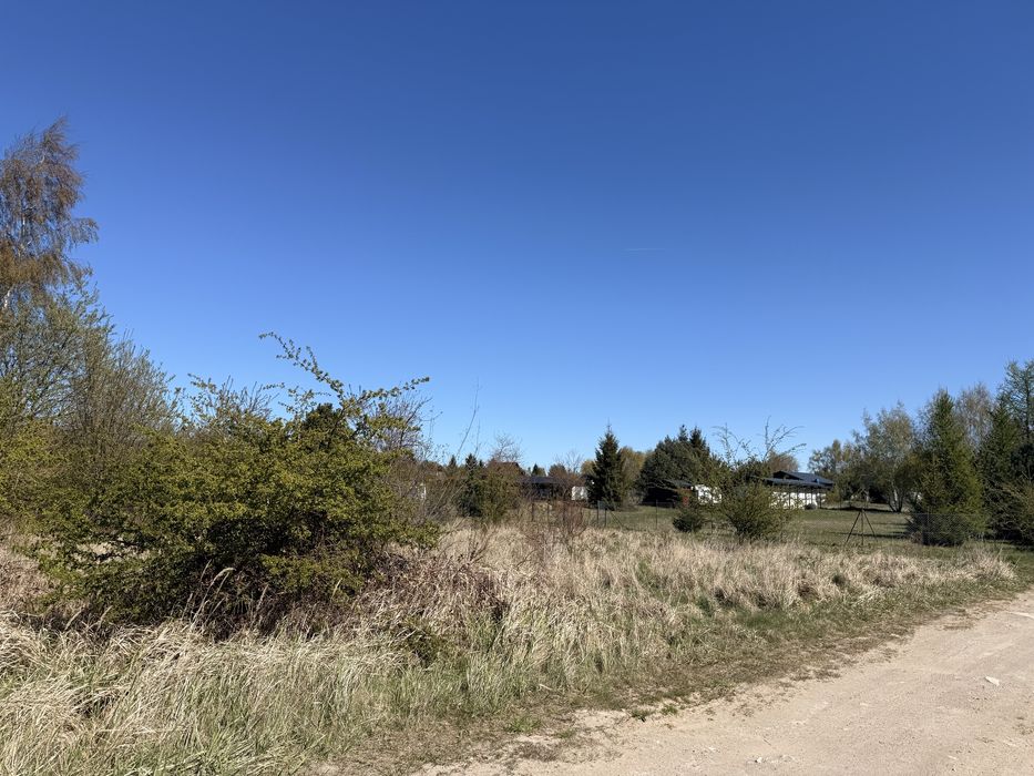 Działka nad jeziorem i 3 km od morza.