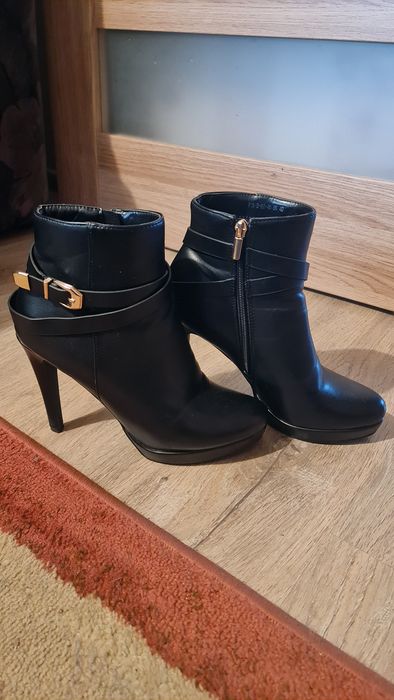 Buty Vinceza z ozdobną złotą klamrą