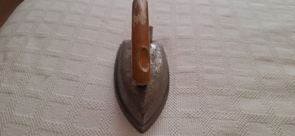 Ferro passar roupa antigo