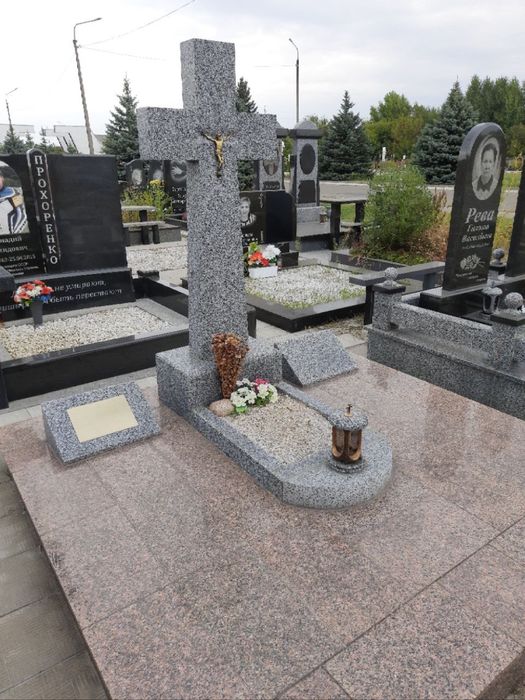 Памʼятники з граніту та мармуру.