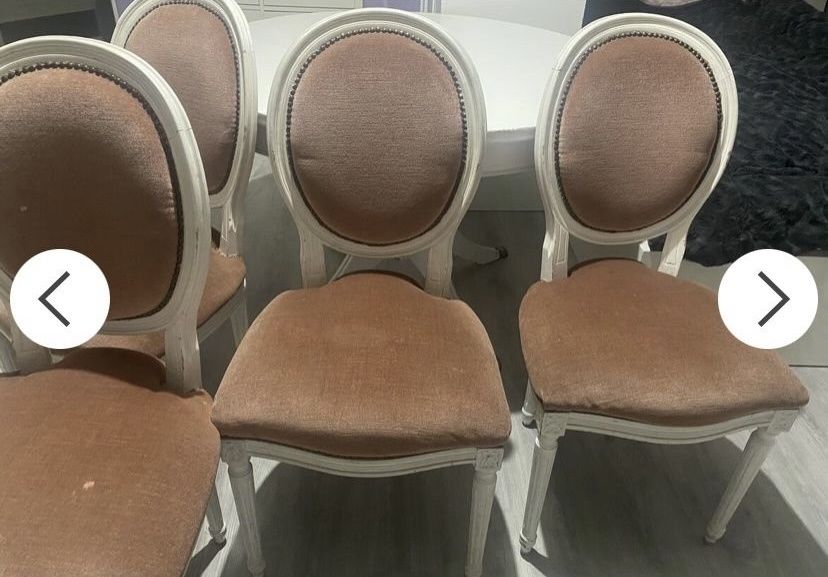 Cztery ludwikowskie krzesła medalion