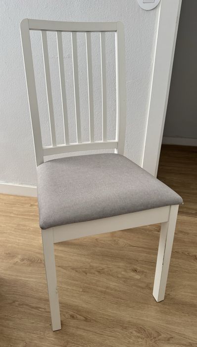 Cadeira cinza e branca