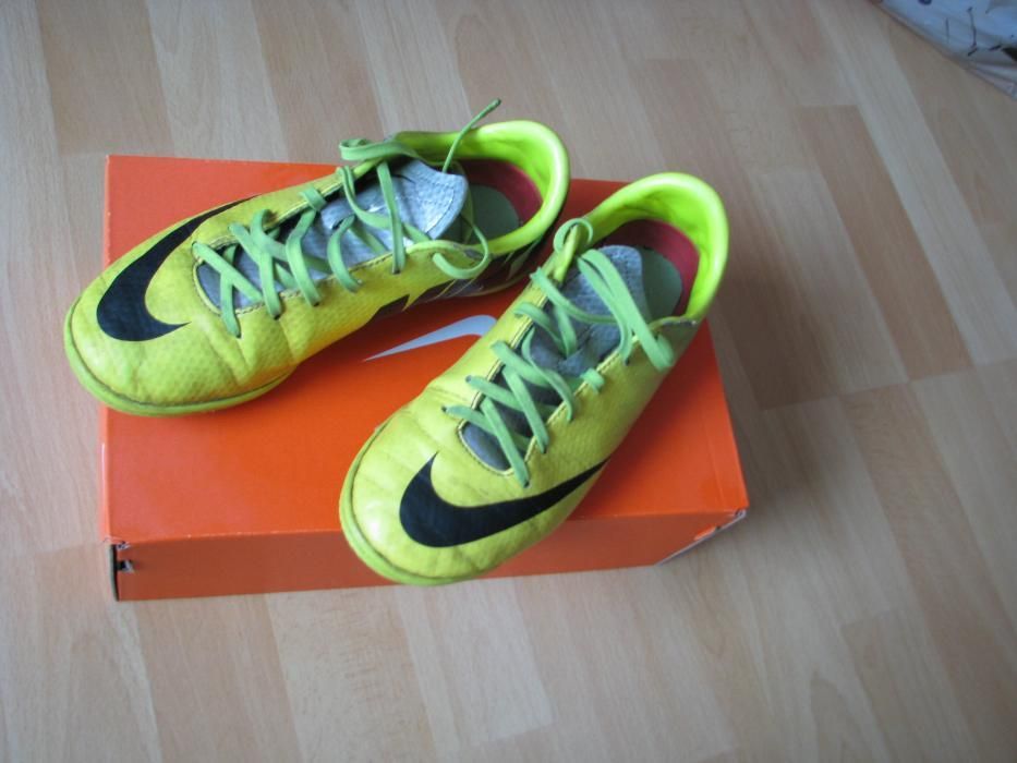 Piłkarskie tarfy - Nike roz.35