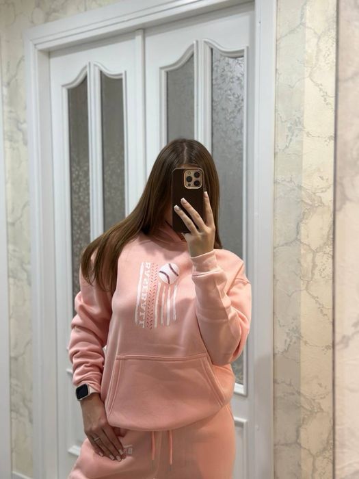 Спортивний жіночий костюм