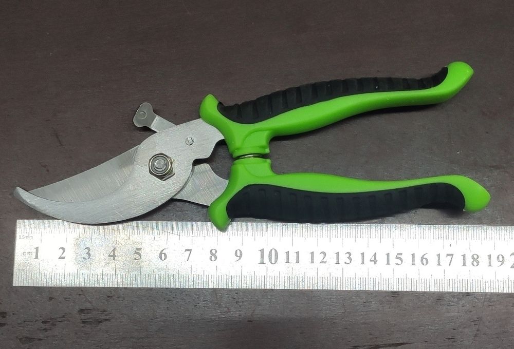 Секатор для кущів